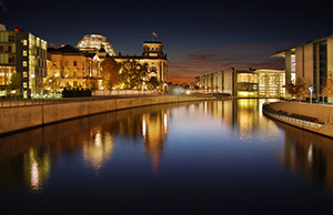 Reichstag und Spree bei Nacht